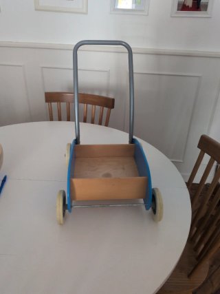 Carrito de madera y metal para niños