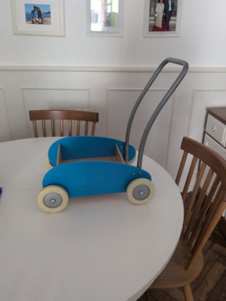 Carrito de madera y metal para niños