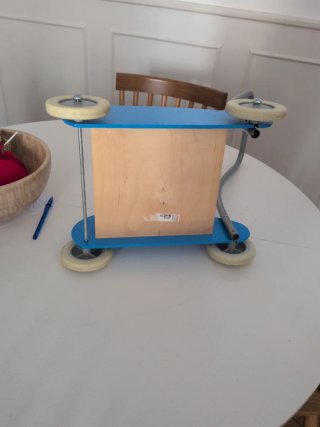 Carrito de madera y metal para niños