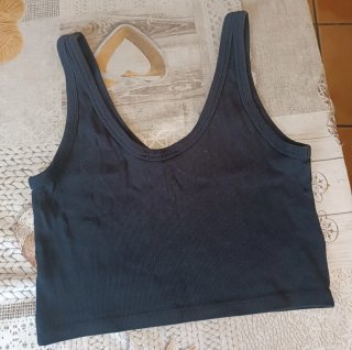 Top negro de tirantes acanalado