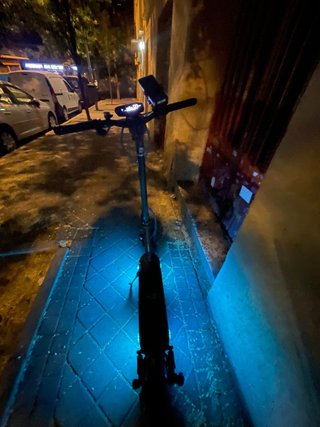 Patinete eléctrico con luces LED