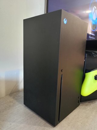 Xbox Series X + Mando Amarillo + Juego + soporte