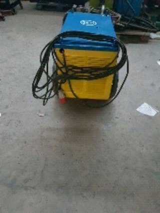 - MÁQUINA DE SOLDAR Y DE TIC