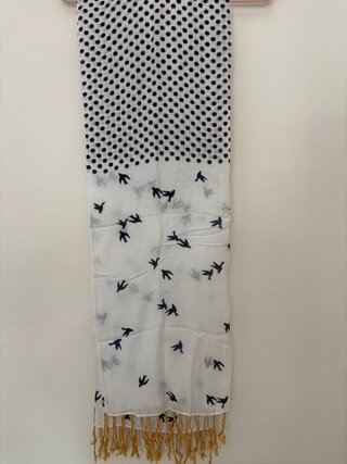 Foulard blanco y azul con pájaros. Medidas 64x188