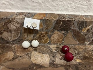 2 pares pendientes esferas rojo y blanco