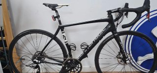 Bicicleta de carretera de carbono cannondale.