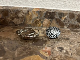 Pendientes plateados y anillo animal print