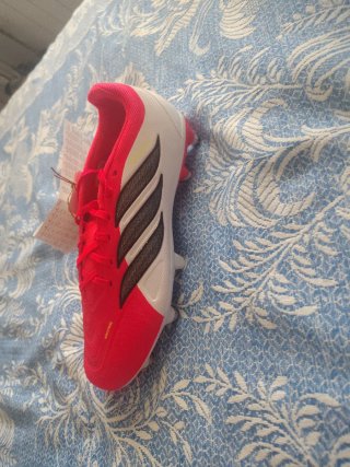 Botas de fútbol Adidas negras y blancas