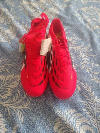 Botas de fútbol Adidas negras y blancas