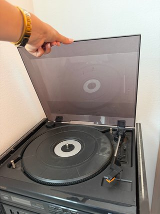 Equipo de sonido Magnavox con tocadiscos y radio