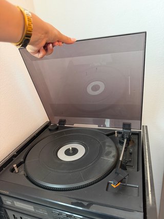 Equipo de sonido Magnavox con tocadiscos y radio