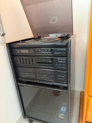 Equipo de sonido Magnavox con tocadiscos y radio