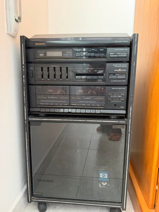 Equipo de sonido Magnavox con tocadiscos y radio