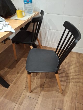 Juego de 4 sillas negras y madera