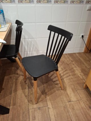 Juego de 4 sillas negras y madera