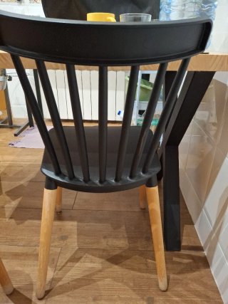 Juego de 4 sillas negras y madera