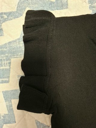 Camiseta negra con mangas volantes