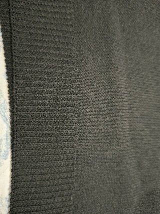 Camiseta negra con mangas volantes
