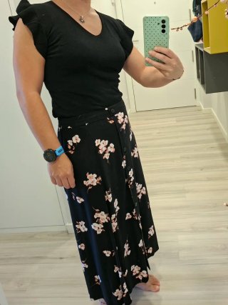 Camiseta negra con mangas volantes