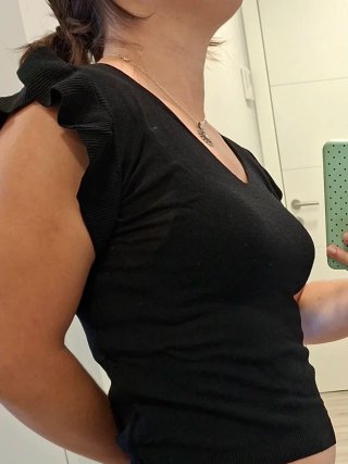 Camiseta negra con mangas volantes