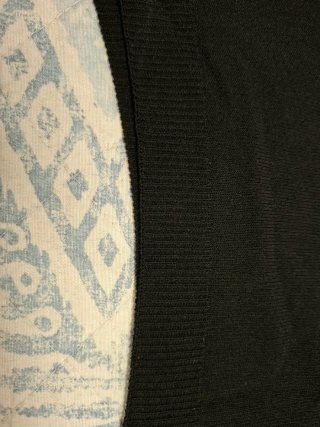 Camiseta negra con mangas volantes