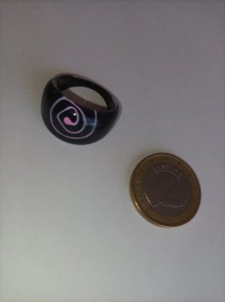 Anillo Negro con Diseño Espiral Rosa
