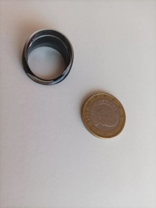 Anillo Negro con Diseño Espiral Rosa