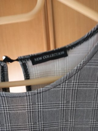 Vestido gris y blanco con volantes en mangas