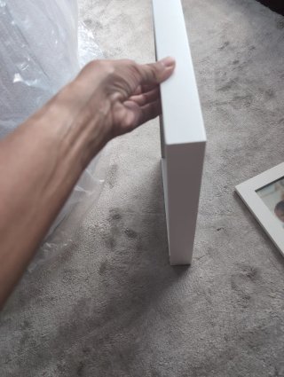 Marco blanco con adornos de madera