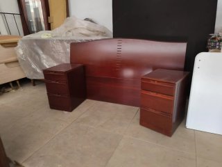 Cabezal y mesitas de noche de madera