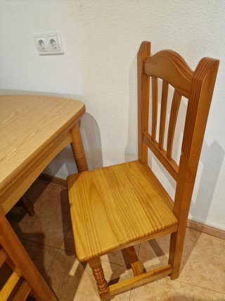 Mesa de comedor de madera