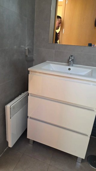 Mueble de baño blanco y espejo con luz led