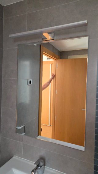 Mueble de baño blanco y espejo con luz led