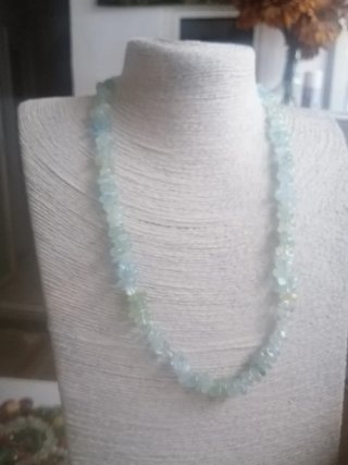 Collar de piedras naturales