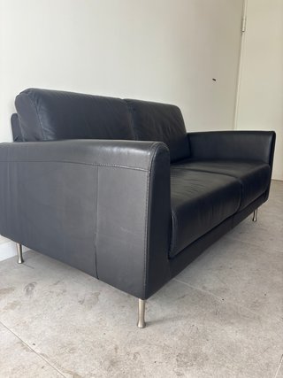 Sofá de 2 plazas cuero negro con patas metalizas