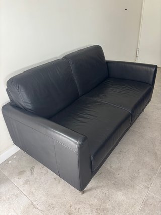 Sofá de 2 plazas cuero negro con patas metalizas