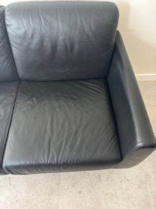 Sofá de 2 plazas cuero negro con patas metalizas