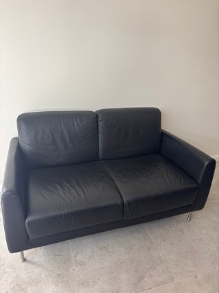 Sofá de 2 plazas cuero negro con patas metalizas