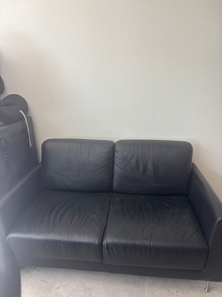 Sofá de 2 plazas cuero negro con patas metalizas
