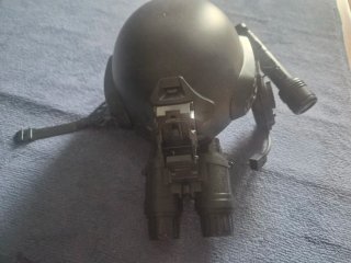 Casco Táctico con Linterna y Accesorios
