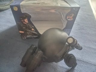Casco Táctico con Linterna y Accesorios