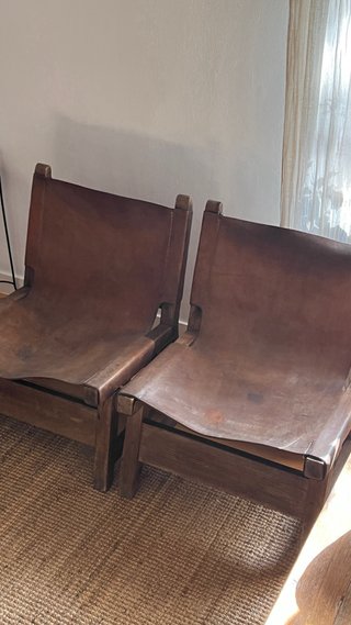 Pareja butacas cuero y madera diseño brutalista
