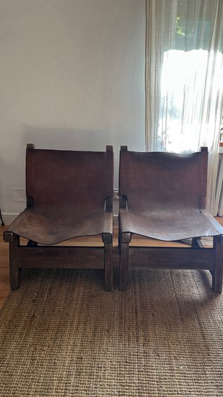 Pareja butacas cuero y madera diseño brutalista
