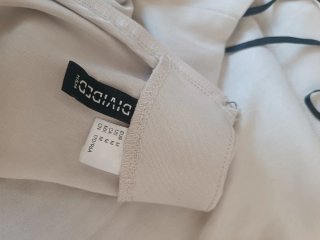 Top beige/blanco con cremallera