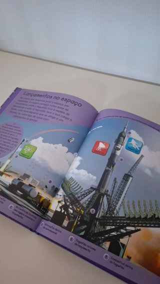 Livro 'Estrelas e Planetas'