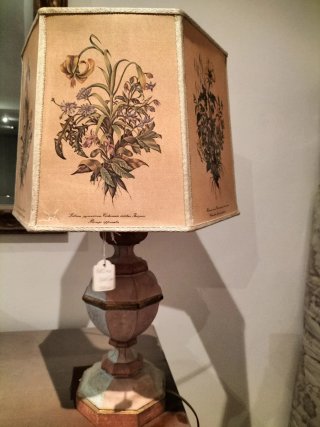 Lampada in legno lavorato a mano con decori florea