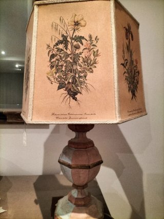 Lampada in legno lavorato a mano con decori florea