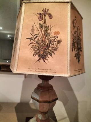 Lampada in legno lavorato a mano con decori florea