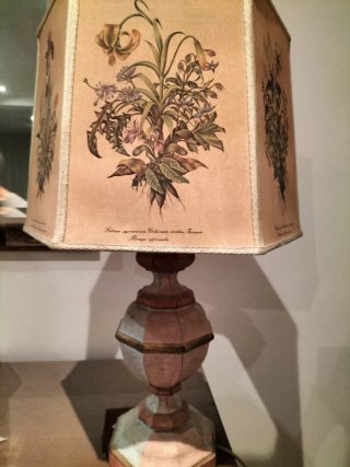 Lampada in legno lavorato a mano con decori florea