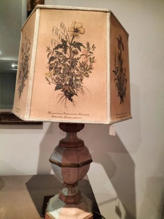 Lampada in legno lavorato a mano con decori florea